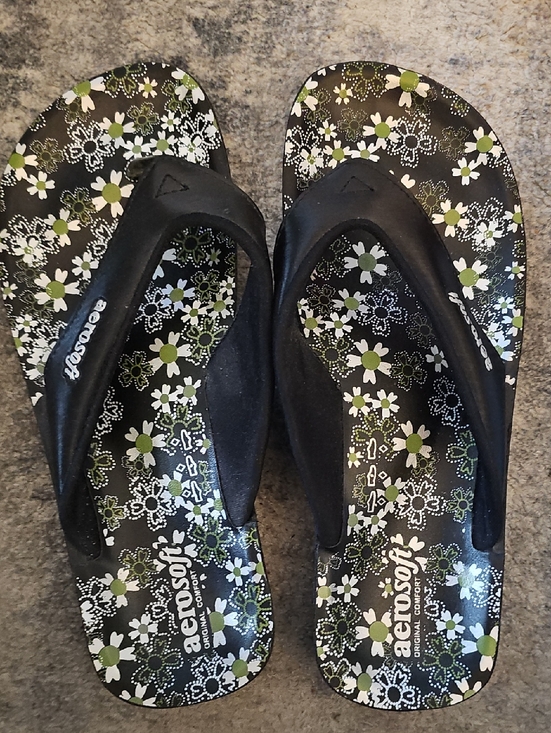 AEROSOLES Shoes - AEROSOLES Black Floral-Print Flip Flop Sandals with Green Accents